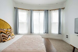 2 bedrooms, iron/ironing board, travel crib, WiFi - Mid-Century Dream | 2BR / 2BA | Heart of Hawthorne (Portland)