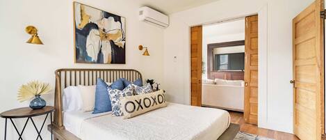 2 habitaciones, tabla de planchar con plancha, cuna de viaje y wifi