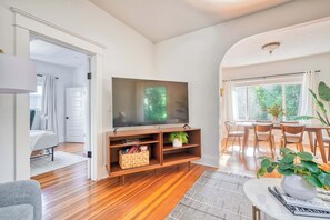 TV, offices - 2BR/1BA • Big Yard • Near Moda Center | Hot Tub (Portland)