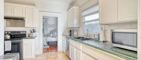 Køleskab, mikrobølgeovn, ovn, kogeplade