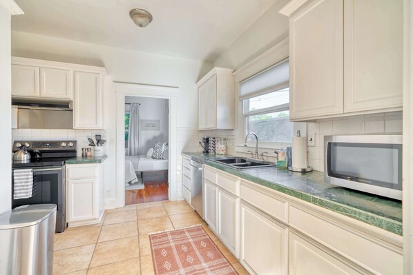 ثلاجة، ميكروويف، فرن، موقد طهي مسطح