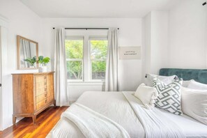 2 habitaciones, tabla de planchar con plancha, cuna de viaje y wifi