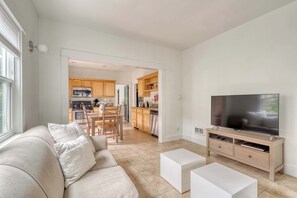 TV, offices - 1BR/1BA • Walkable Sunnyside • Shops & Dining (Portland)