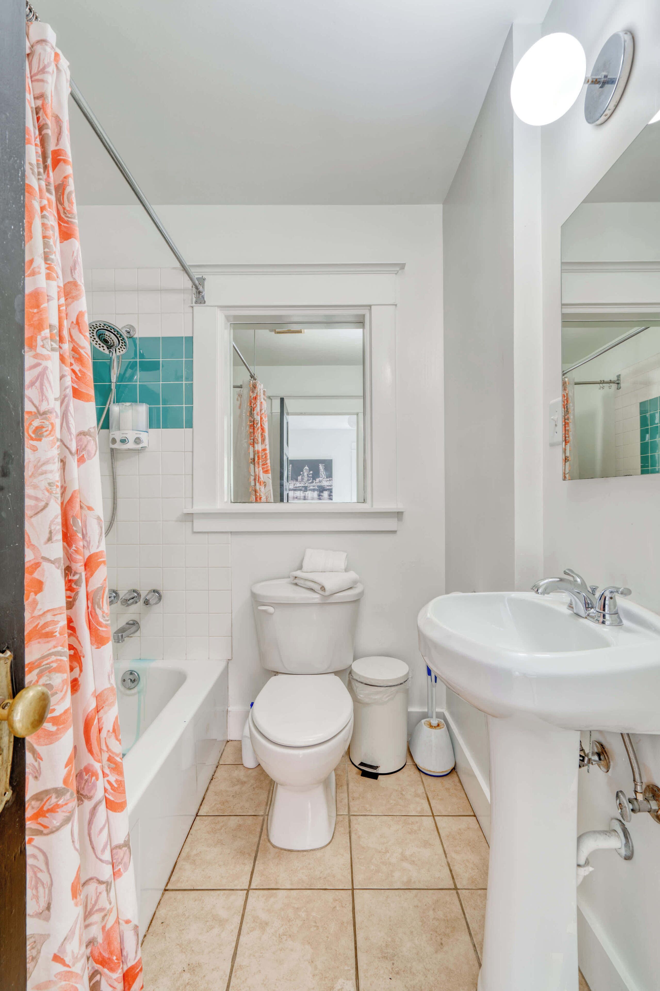 Een douche, een haardroger, handdoeken