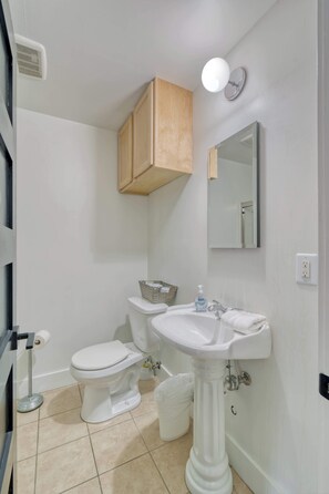 Ducha, secador de pelo y toallas