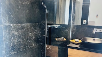 Douche, sĂšche-cheveux, serviettes fournies, savon