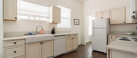 Een koelkast, een microgolfoven, een oven, een kookplaat