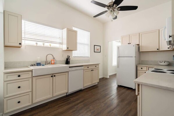 Kühlschrank, Mikrowelle, Ofen, Herdplatte