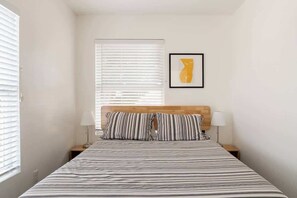 3 bedrooms, iron/ironing board, travel crib, WiFi - Renovated Home • Great Location • 3BR • Sleeps 6 (Portland)