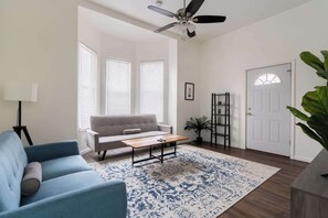 TV, offices - Renovated Home • Great Location • 3BR • Sleeps 6 (Portland)