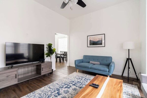 TV, offices - Renovated Home • Great Location • 3BR • Sleeps 6 (Portland)