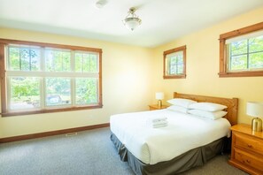5 bedrooms, desk, free WiFi, bed sheets