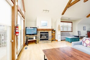 Smart TV, fireplace