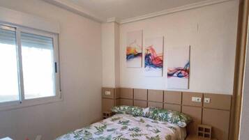 2 slaapkamers, een strijkplank/strijkijzer, gratis wifi, beddengoed