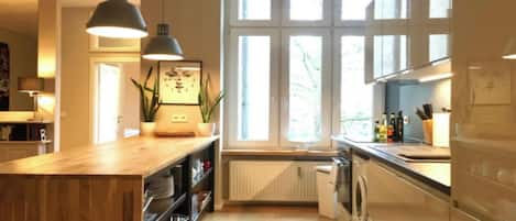 Een koelkast, een magnetron, een oven, een kookplaat