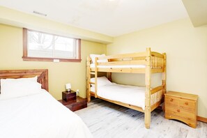 5 bedrooms, free WiFi, bed sheets