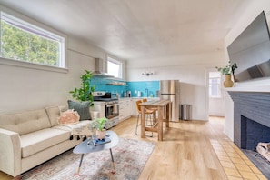 TV, fireplace, offices - Modern 1BR - Bright - Private - Perfectly Located (Portland)