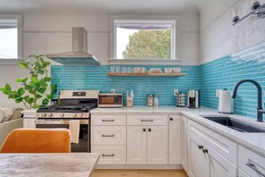 冷蔵庫、電子レンジ、オーブン、コンロ