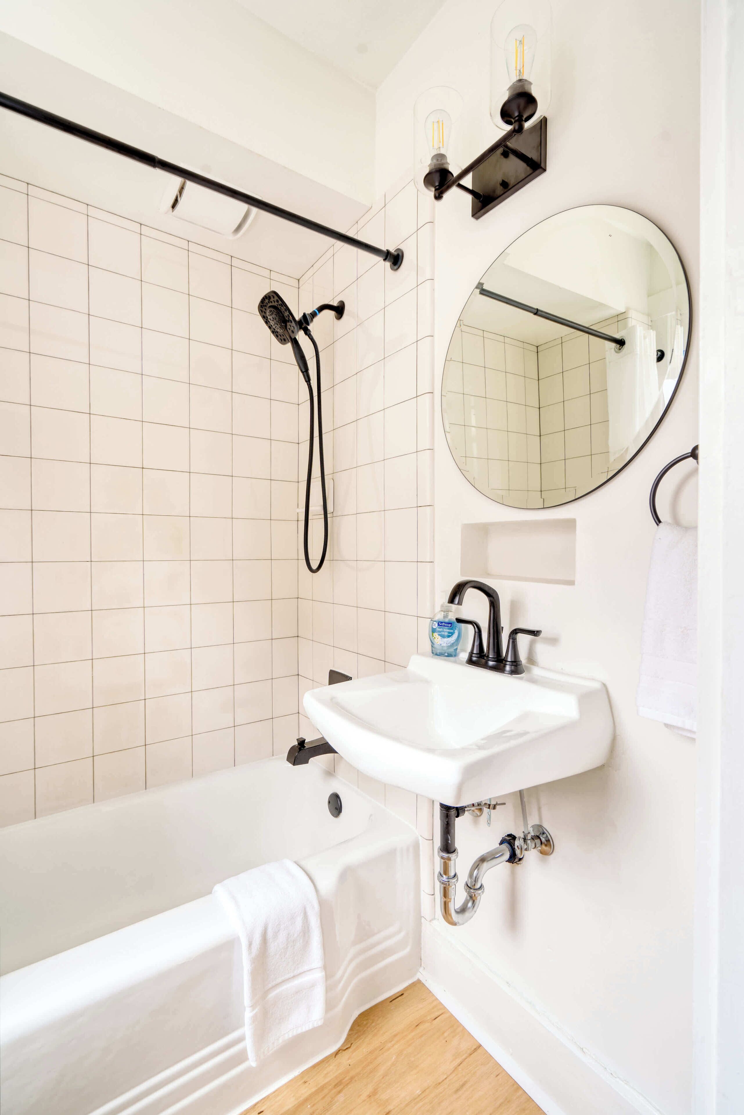 Dusche, Haartrockner, Handtücher, Shampoo
