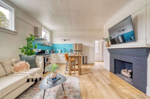 Modern 1BR - Bright - Private - Perfectly Located