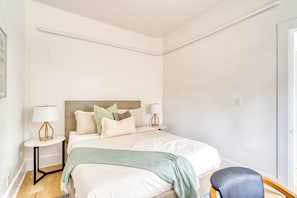1 bedroom, desk, iron/ironing board, travel cot - Modern 1BR - Bright - Private - Perfectly Located (Portland)