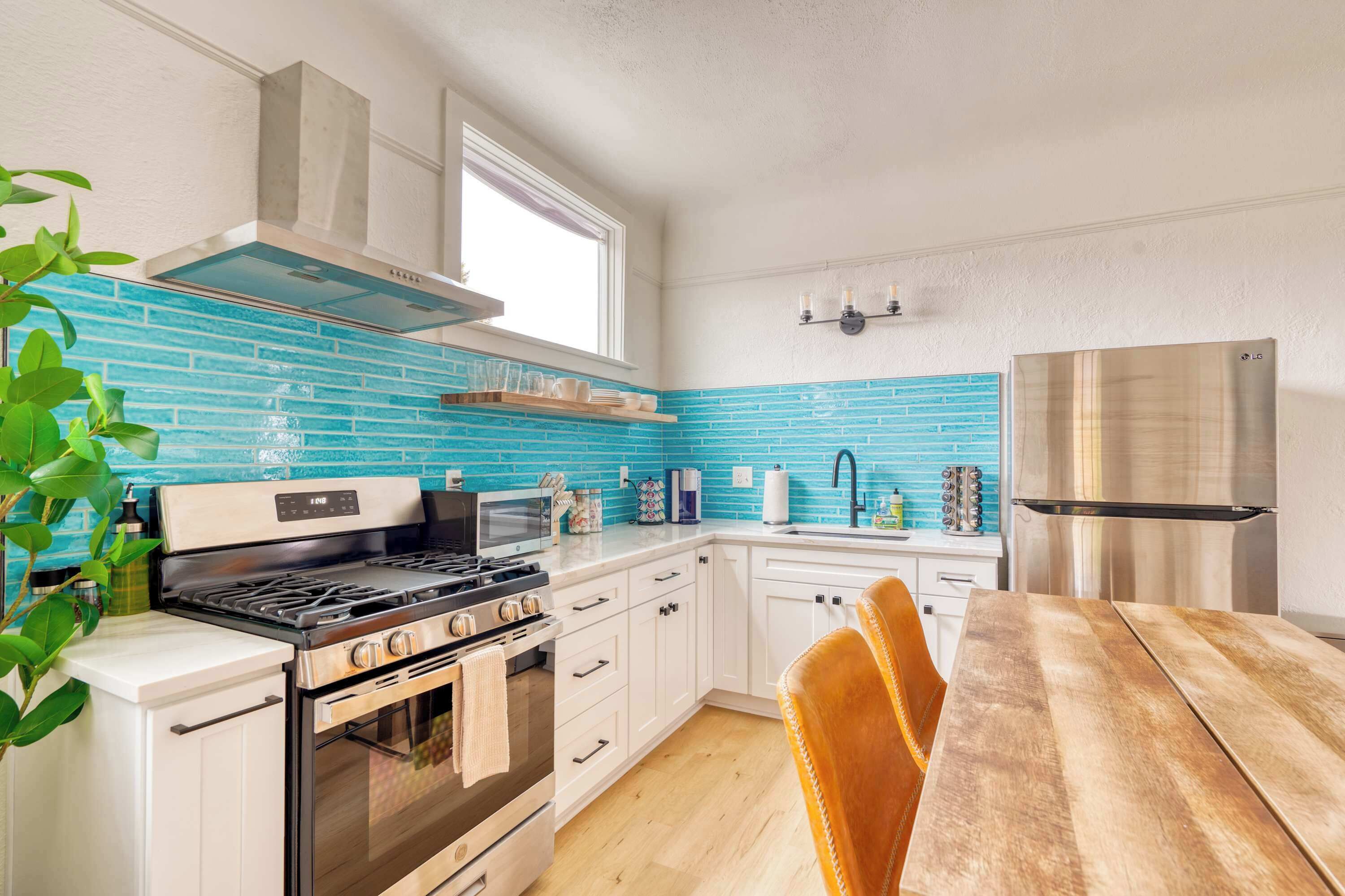 Geladeira, micro-ondas, fogão, cooktop