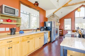 Een koelkast, een microgolfoven, een oven, een kookplaat