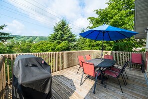 Outdoor dining - the Luna at Blue View Chalets (The Blue Mountains)