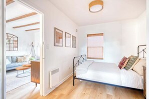 1 habitación, tabla de planchar con plancha, cuna de viaje y wifi 