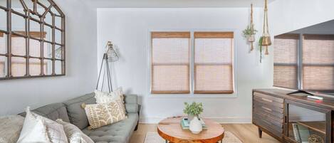 Een televisie en een kantoor