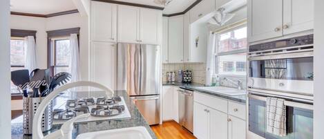 Køleskab, mikrobølgeovn, ovn, kogeplade