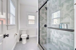 Shower, hair dryer, towels