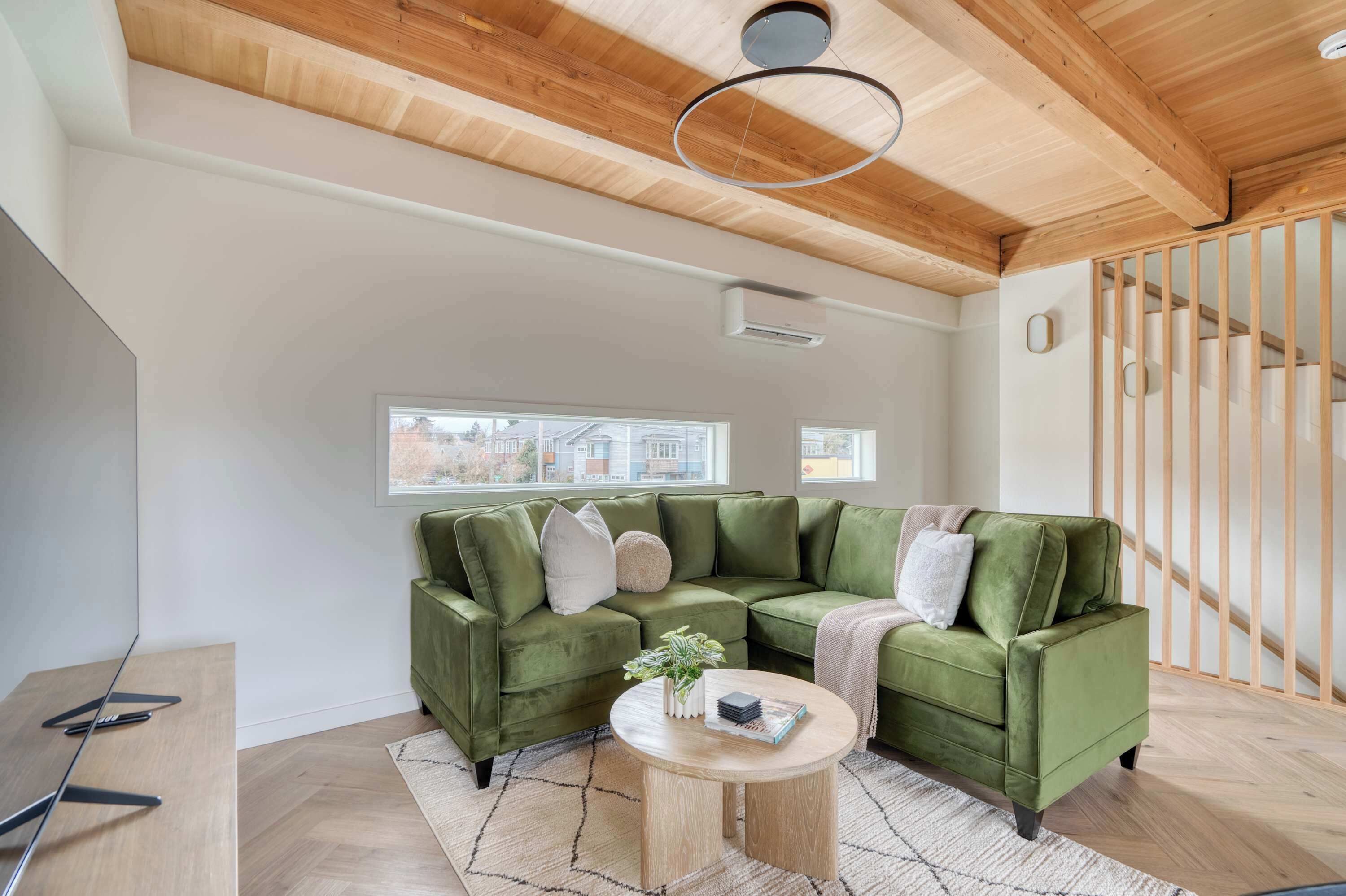 Televisión y oficina 