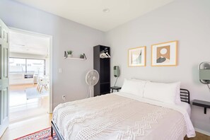 2 slaapkamers, een strijkplank/strijkijzer, reisbedje, wifi