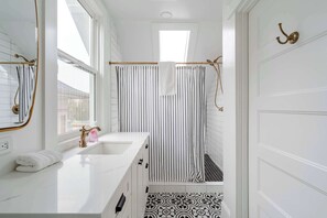 Douche, sèche-cheveux, serviettes fournies