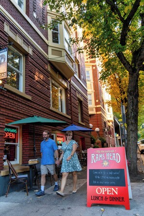 A brick building with a sign for McMenamins Rams Head, indicating it's open for lunch and dinner.