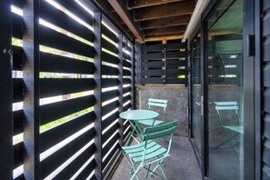 Outdoor dining - Pearl District Stay - AC & WiFi - 2BR - Sleeps 4 (Portland)