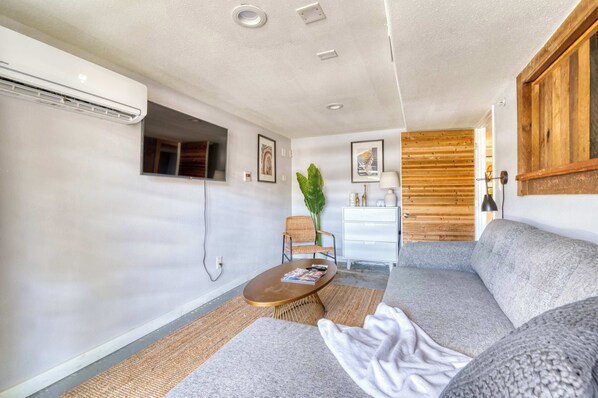 TV, offices - Pearl District Stay - AC & WiFi - 2BR - Sleeps 4 (Portland)