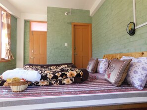 Sumeru double room | Blackout curtains, iron/ironing board - The Sigiriya (Manali)