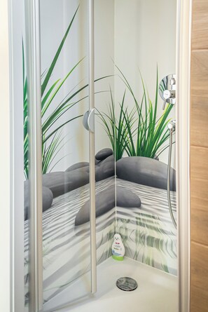 Dusche, Haartrockner, Handtücher, Seife