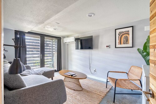 Lovely location 3 BR Pearl apt - Sleeps 8