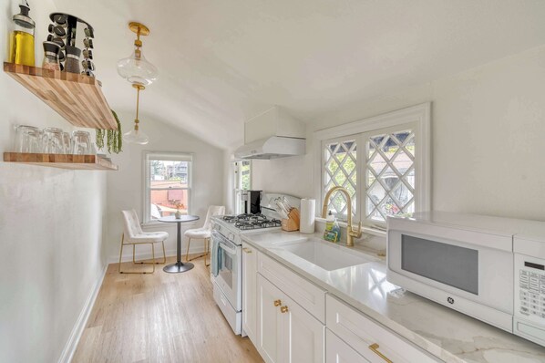 冷蔵庫、電子レンジ、オーブン、コンロ