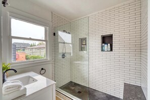 シャワー、ヘアドライヤー、タオル