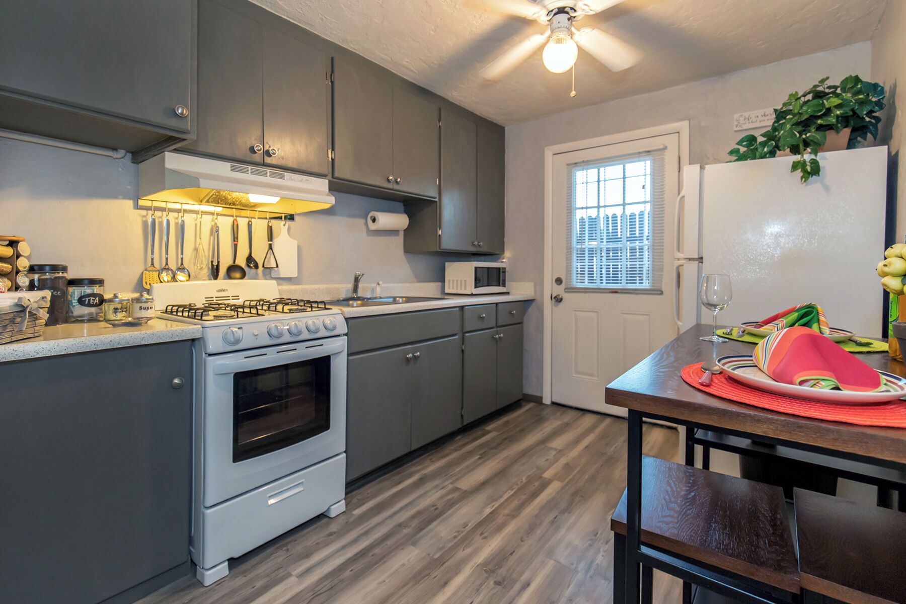 ثلاجة، ميكروويف، فرن، موقد طهي مسطح