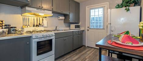 冷蔵庫、電子レンジ、オーブン、コンロ