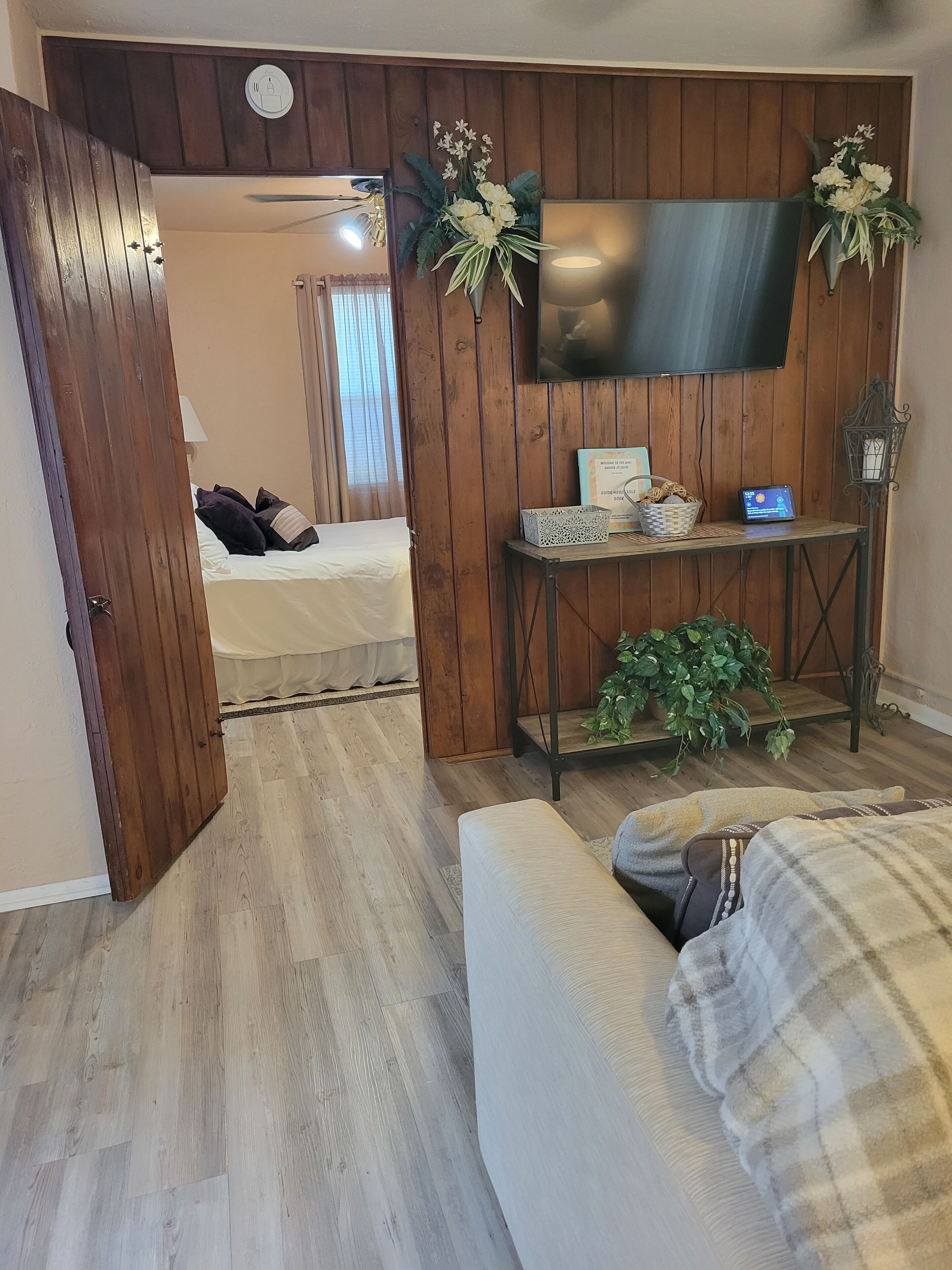 1 bedroom, desk, iron/ironing board, WiFi