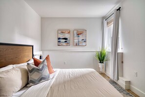 2 bedrooms, iron/ironing board, travel crib, WiFi - Modern 2BR | Alberta Arts Hub + Great Eats (Portland)