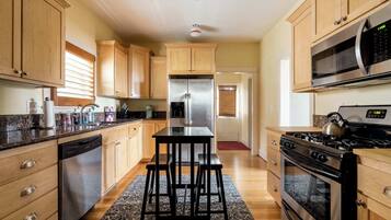 Fridge, oven, stovetop, dishwasher