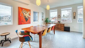 Dining - Luxury Penthouse - Rooftop Deck - 3BR - AC (Portland)