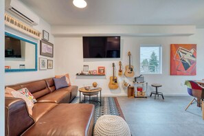TV, offices - Luxury Penthouse - Rooftop Deck - 2BR - AC (Portland)